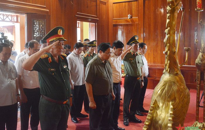 Thủ tướng Phạm Minh Chính tặng quà chiến sĩ Điện Biên, gia đình chính sách của tỉnh Điện Biên