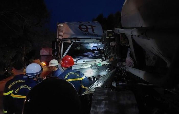 Hai xe tải đối đầu trong đêm, tài xế tử vong trong cabin