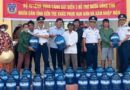 Cảnh sát biển hỗ trợ nước tinh khiết cho người dân vùng hạn, mặn