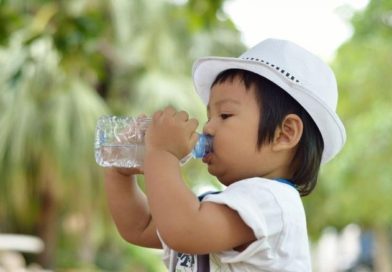 Ngày hè nắng nóng, trẻ uống nước bao nhiêu là đủ?