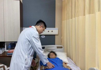 Sức khỏe nữ bác sỹ bị kính rơi vào người sau 2 cuộc phẫu thuật