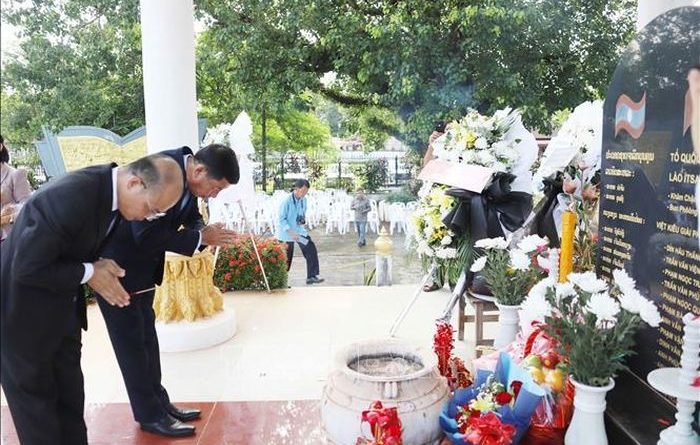 Cộng đồng người Việt tại Lào dâng hương tưởng nhớ các anh hùng liệt sĩ