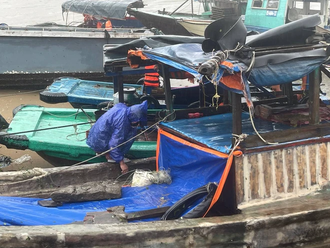 Người mẹ đau đáu nhìn về biển sau cơn bão ở Quảng Ninh: “Giờ tôi không biết con trai và chiếc thuyền đang ở đâu”